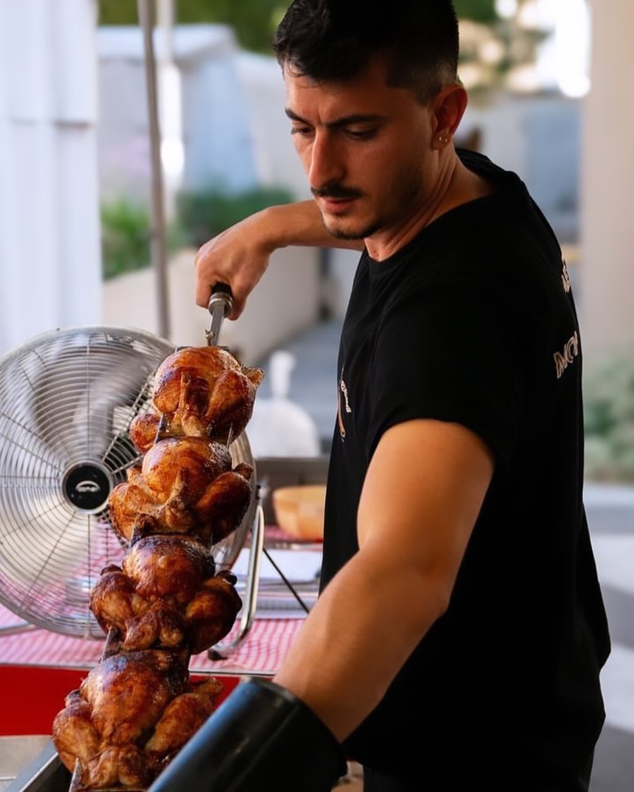 Alexis Constantin à la broche sur le marché